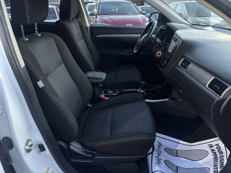 2017 Mitsubishi Outlander ES