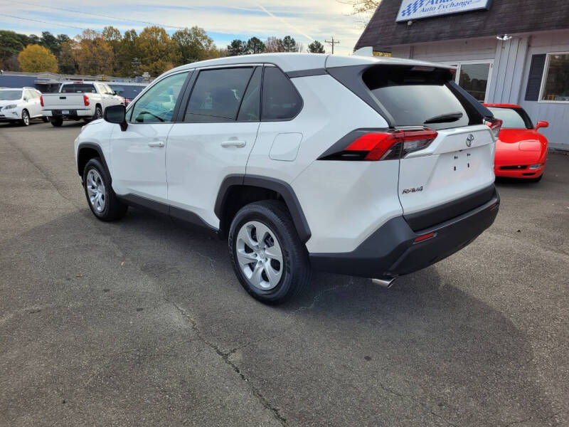 2022 Toyota RAV4 LE photo 4