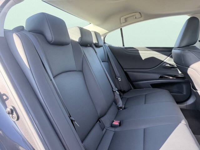 2025 Lexus ES 300h F SPORT Design