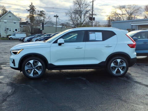 2025 Volvo XC40 B5 Plus Bright Theme