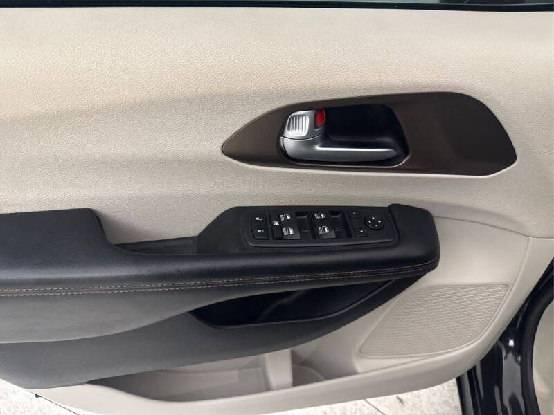 2017 Chrysler Pacifica Touring-L Plus