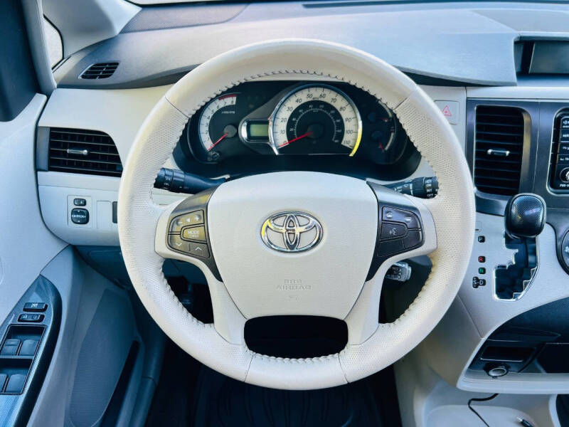 2014 Toyota Sienna SE 8-Passenger