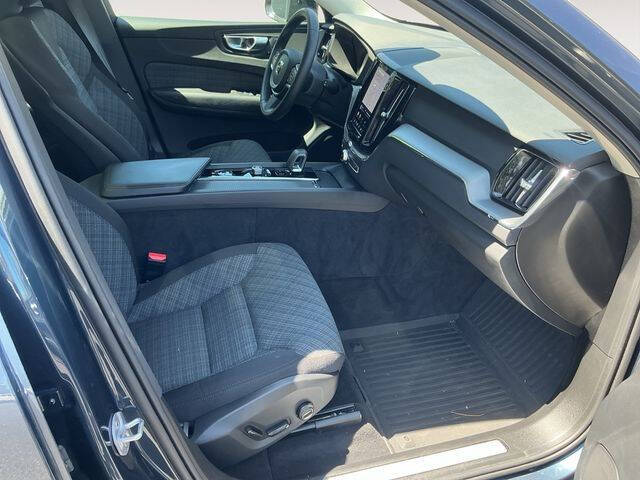 2024 Volvo XC60 B5 Core Dark Theme