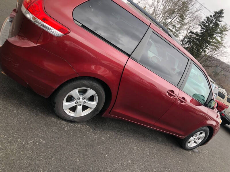 2013 Toyota Sienna LE - Image 2