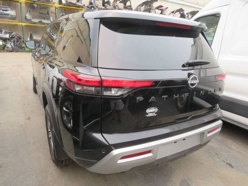 2025 Nissan Pathfinder SL