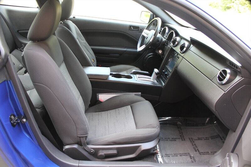 2005 Ford Mustang V6 Deluxe