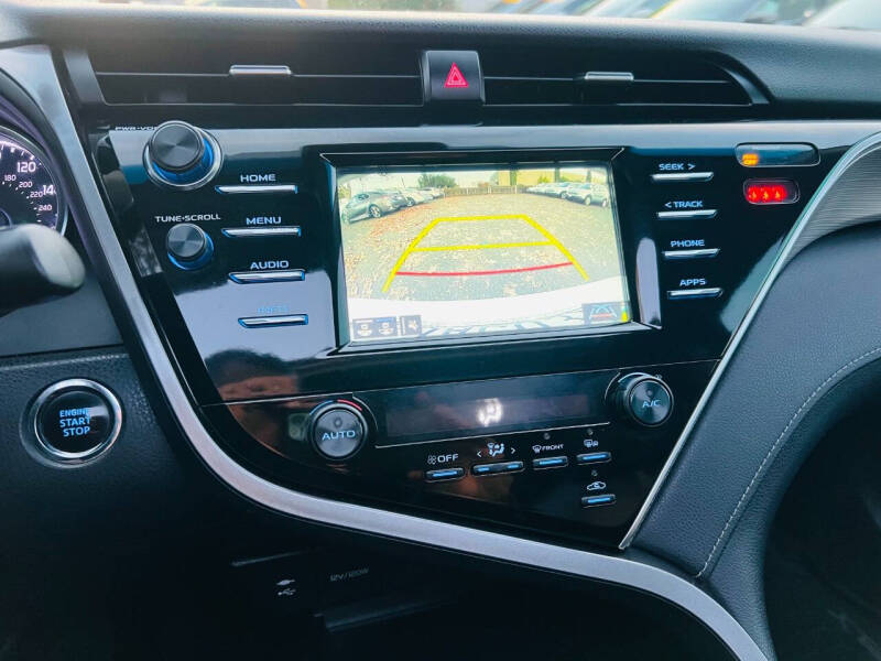 2018 Toyota Camry SE photo 21