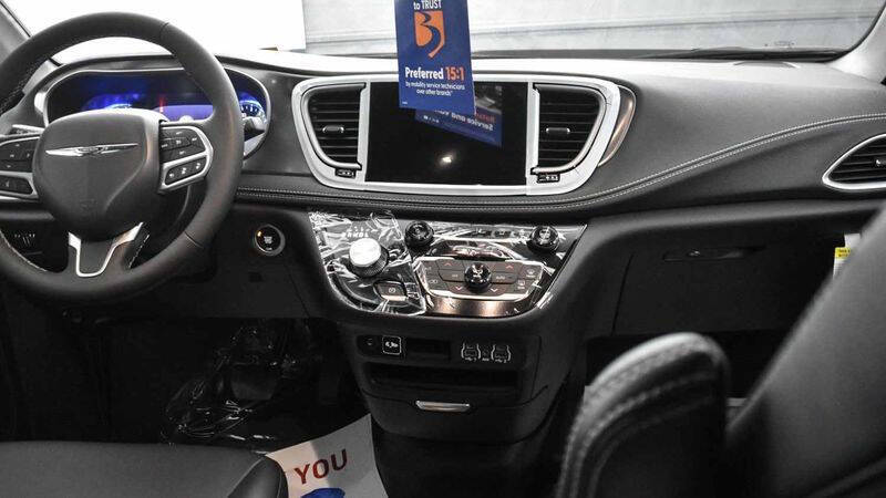 2025 Chrysler Pacifica Select