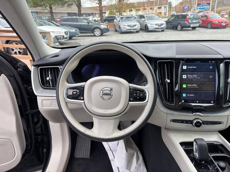 2024 Volvo XC60 B5 Plus Dark Theme