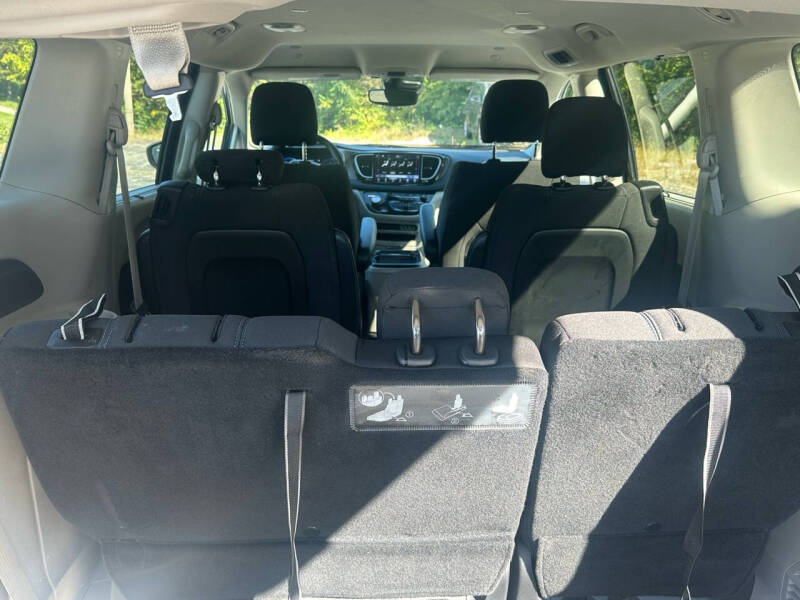 2021 Chrysler Pacifica Touring photo 18