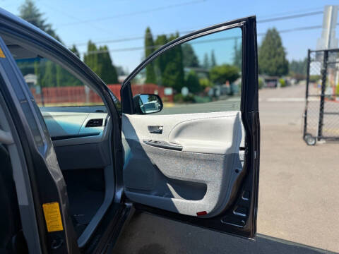 2013 Toyota Sienna SE 8-Passenger