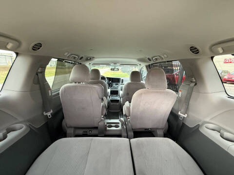 2017 Toyota Sienna LE 8-Passenger