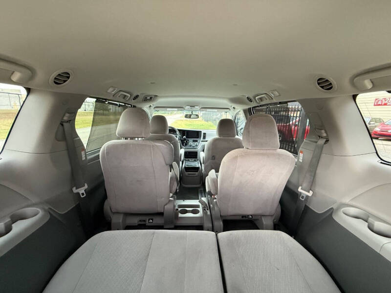 2017 Toyota Sienna LE 8-Passenger