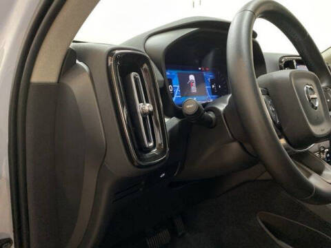 2025 Volvo XC40 B5 Plus Bright Theme