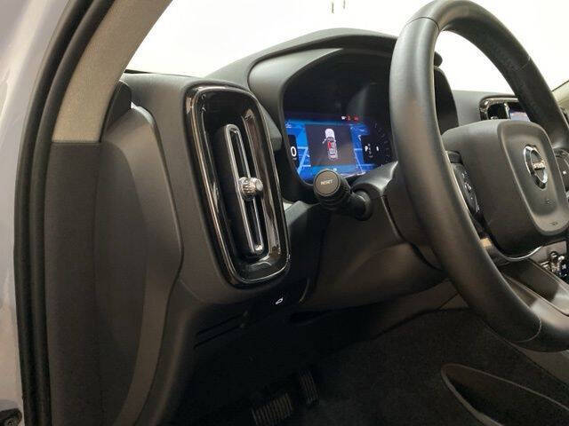 2025 Volvo XC40 B5 Plus Bright Theme