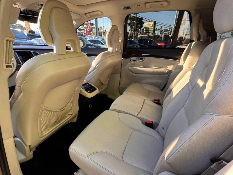 2017 Volvo XC90 T6 Momentum