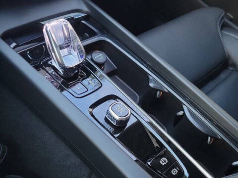 2025 Volvo XC60 B5 Ultra Dark Theme