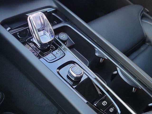 2025 Volvo XC60 B5 Ultra Dark Theme