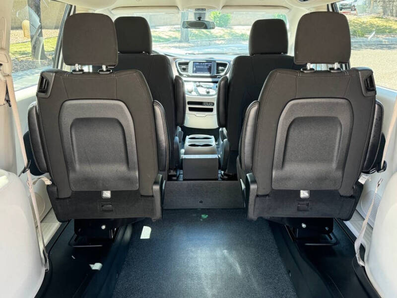 2022 Chrysler Voyager LX