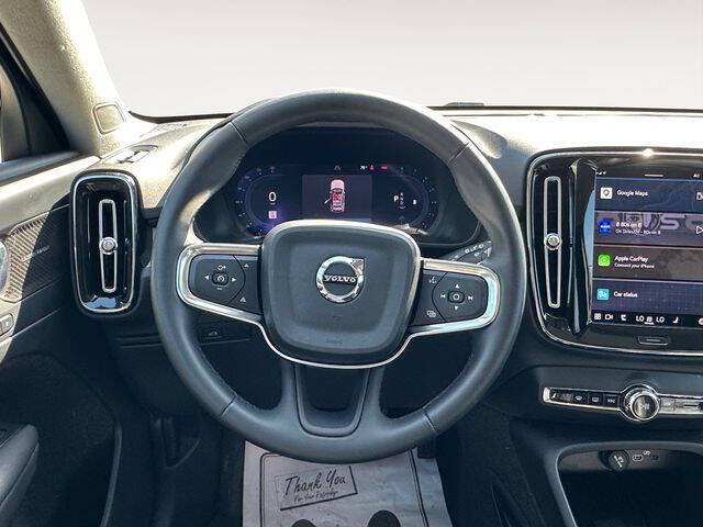 2023 Volvo XC40 B5 Ultimate Dark Theme