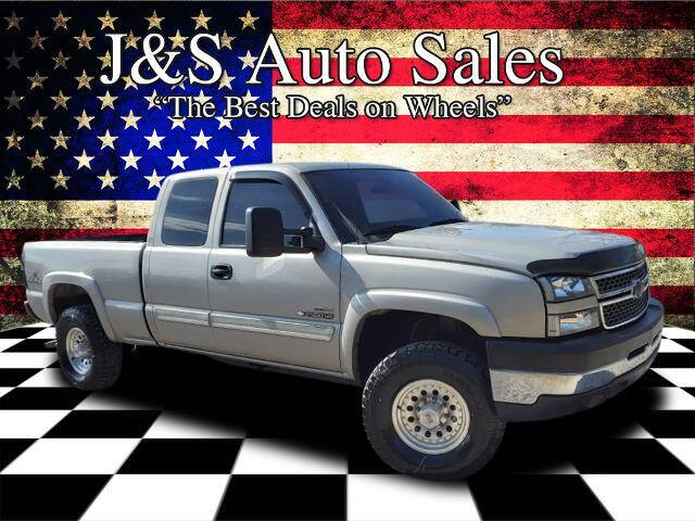 2005 Chevrolet Silverado 2500HD for sale at J & S Auto Sales in Clarksville TN