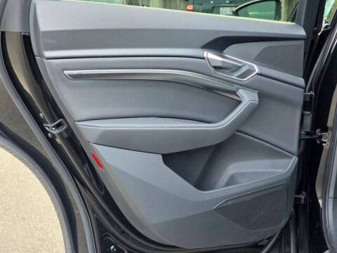 2022 Audi e-tron quattro Premium