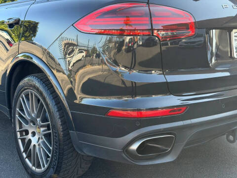 2017 Porsche Cayenne Platinum Edition
