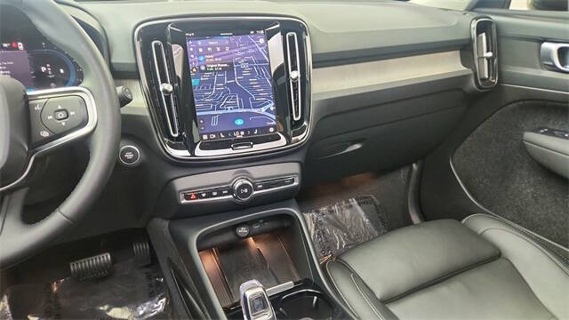 2024 Volvo XC40 B5 Plus Dark Theme