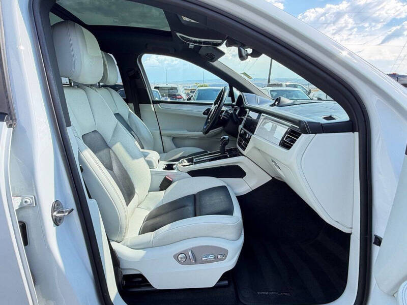 2023 Porsche Macan T