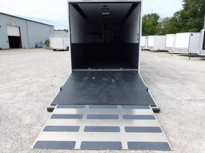 2026 United Trailers 53' Full Bathroom