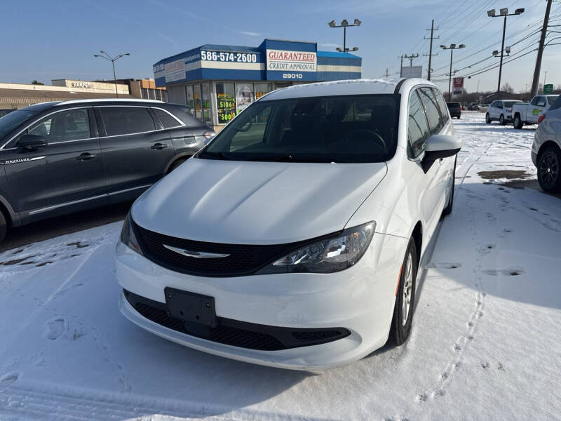 2025 Chrysler Pacifica Select's photo