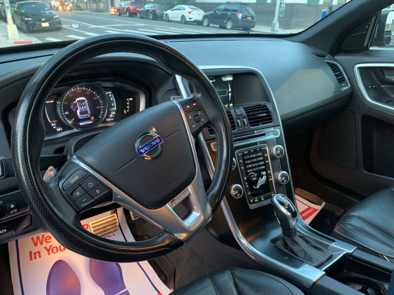 2016 Volvo XC60 T6 Drive-E R-Design