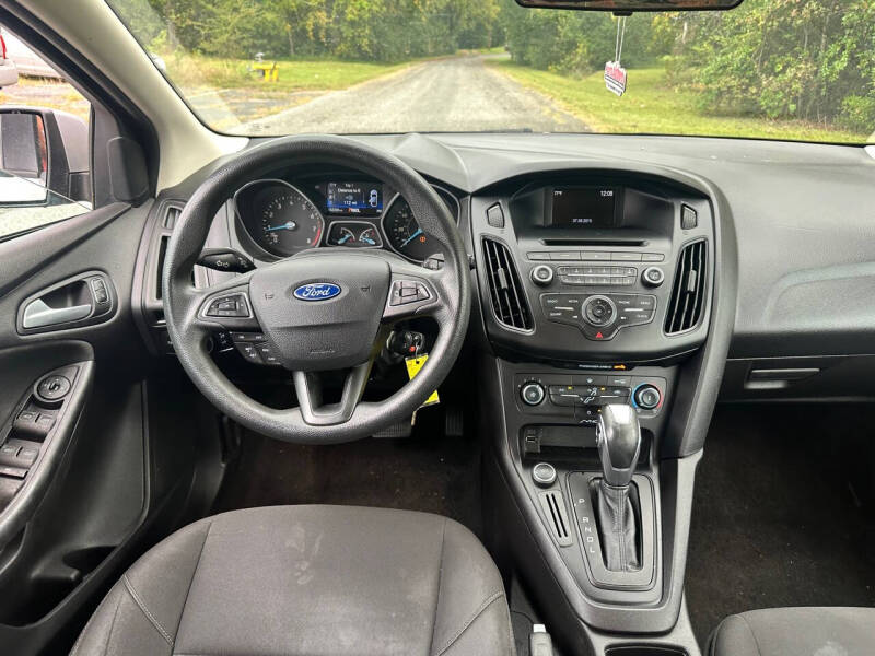 2015 Ford Focus null photo 14