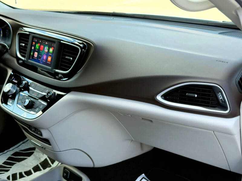 2022 Chrysler Voyager LX