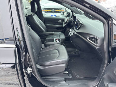 2025 Chrysler Pacifica Select