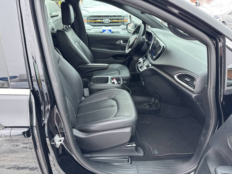 2025 Chrysler Pacifica Select