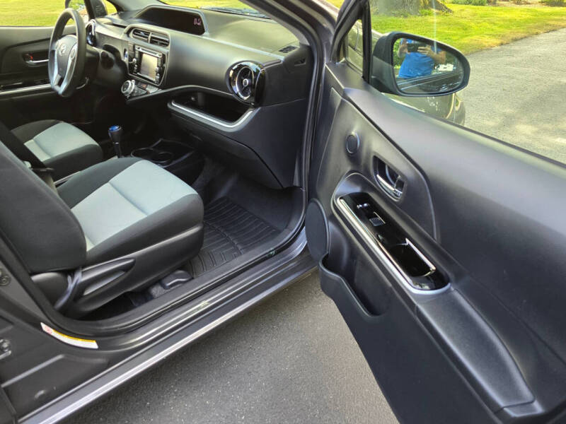 2016 Toyota Prius c One