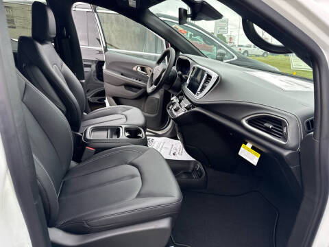 2027 Chrysler Pacifica Select