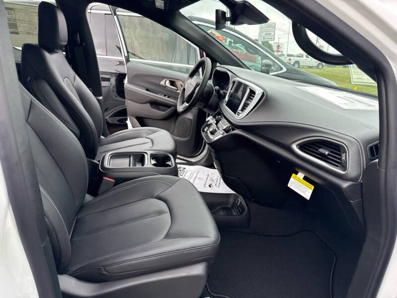 2027 Chrysler Pacifica Select