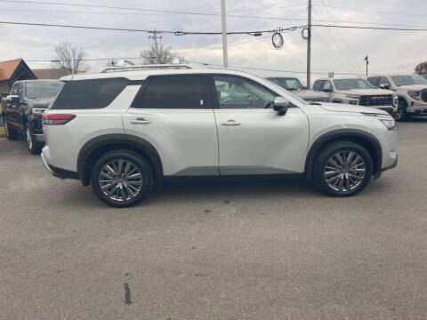 2023 Nissan Pathfinder SL