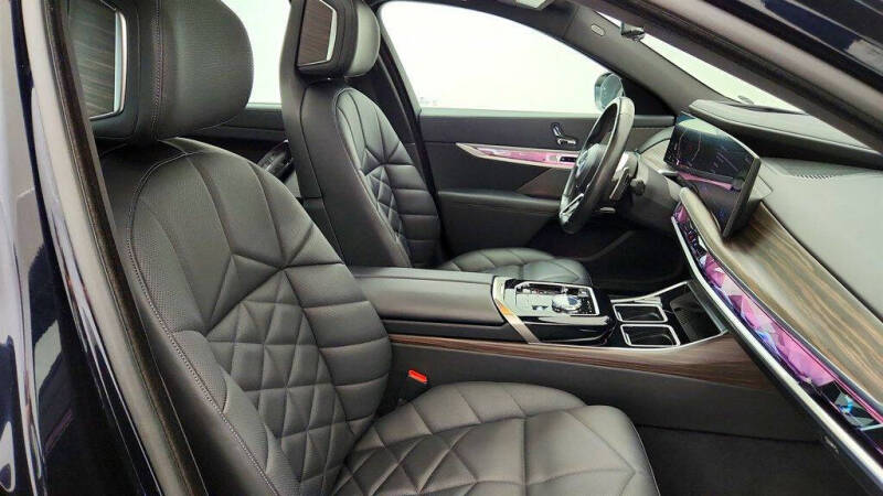 2023 BMW 7 Series 740i