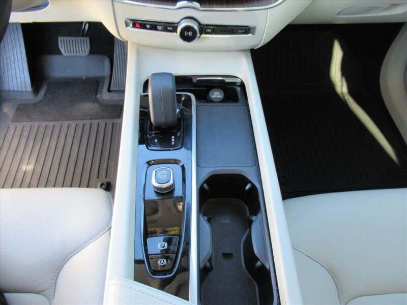 2022 Volvo XC60 B5 Momentum