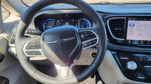 2024 Chrysler Pacifica Plug-In Hybrid Select