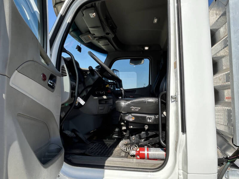 2019 Peterbilt 567 Road Tractor