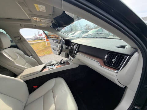 2022 Volvo S60 B5 Momentum