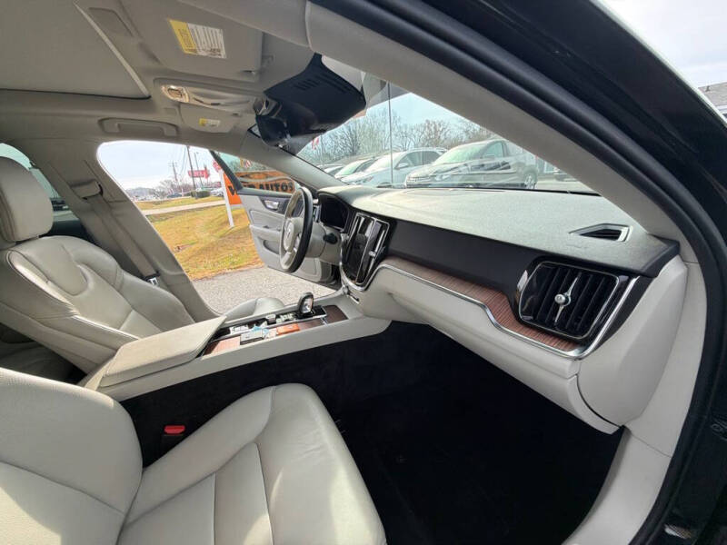 2022 Volvo S60 B5 Momentum