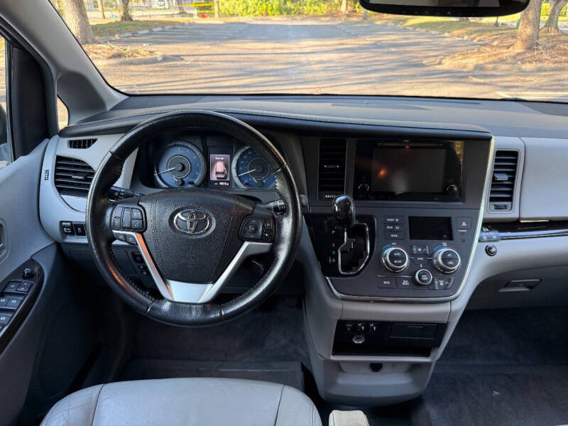 2016 Toyota Sienna XLE 7-Passenger Auto Access Seat