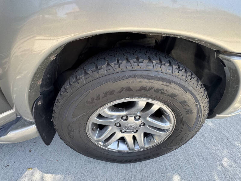 2004 Toyota Sequoia SR5