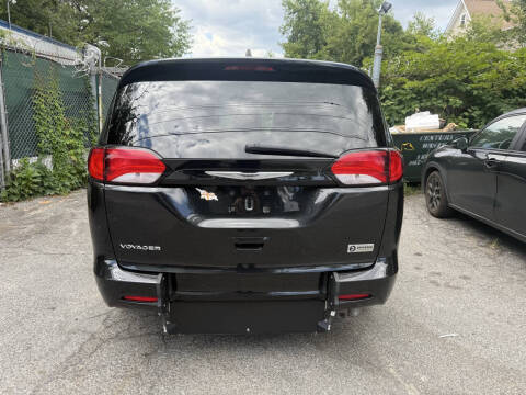 2023 Chrysler Voyager LX