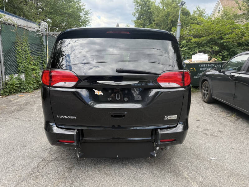 2023 Chrysler Voyager LX